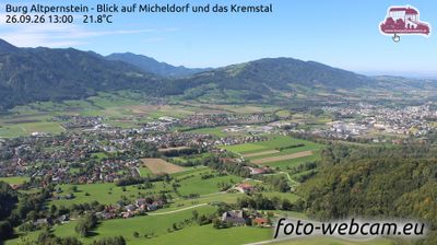 Micheldorf in Oberosterreich: Burg Altpernstein - Blick auf Micheldorf und das Kremstal
