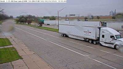 Clear Lake: Parking Only: I-35 SB MM 196 near Clear Lk - Parking 1