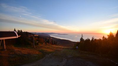 Petite-Rivière-Saint-François: Le Massif de Charlevoix (stationnement en haut) - Le Massif de Charlevoix